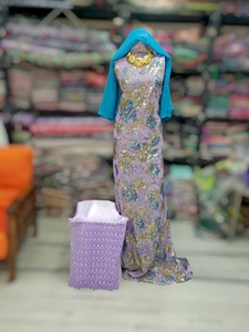 ผ้าคลุมไหล่สีเขียวมิ้นท์ประดับลูกปัดแบบฟรานซาวี ดีแรค พร้อมลายปักดอกไม้สีทองและสีน้ำเงิน และผ้าคลุมไหล่สีเทอร์ควอยซ์ - Product Image 6