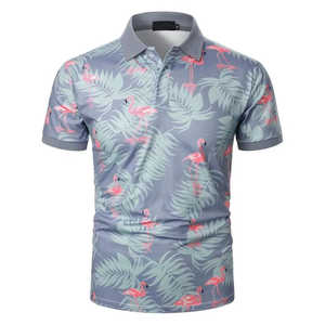 Polo pour homme à imprimé flamants roses et palmiers, style resort été 2026, manches courtes, coupe ajustée, gris et rose, vêtements de vacances - Product Image 1