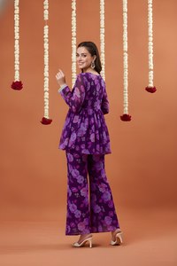 Ensemble de costume en georgette de soie tissée florale violette, Kurta à manches longues et Sharara imprimé, tenue ethnique d'été pour femme, idéal pour les fêtes et mariages - Product Image 2