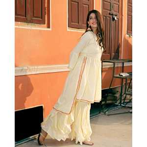 Ensemble Kurta en mousseline de soie frais et élégant à manches trois-quarts et coupe asymétrique, taille XS - Product Image 2