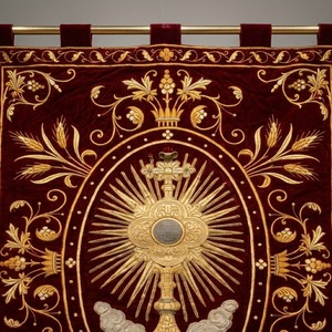 Velo de la Virgen de Terciopelo Rojo con Bordado a Mano de Hilos de Oro, Diseño de Monstranza Eucarística y Flecos para Velo Litúrgico - Product Image 4