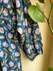 Tunique à imprimé floral en bloc, col rond avec fermeture à cordon, imprimé à la main, manches longues, haut décontracté pour femmes, cadeau pour elle - Product Image 4