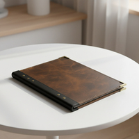 Couverture et porte-menu en cuir premium personnalisés, couleur marron, avec option de logo personnalisé, en vente au prix de gros