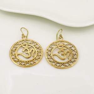 Boucles d'oreilles pendantes plaquées or avec symbole Om, style hindou religieux tendance, bijoux unisexes en laiton - Product Image 4