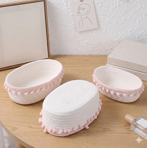 Juego de 3 cestas de macramé blancas con diseño de pompones para almacenamiento de productos de cuidado de la piel y maquillaje, organizador elegante para el hogar, procedentes de la India. - Product Image 5