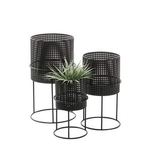 Impresionante macetero metálico con soporte, perfecto para exhibiciones grandiosas y declaraciones de estilo interior memorables. - Product Image 2