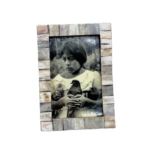 Marco de Fotos de Madera con Incrustaciones de Hueso de Camello Hecho a Mano, Color Blanco Oscuro, para Decoración de Paredes del Hogar, al Precio Más Bajo por Mehak Impex - Product Image 1