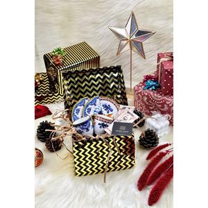 Set di 2 tazze di caffè bianco con due pacchetti regalo fantasia