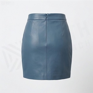 Jupe mini asymétrique en similicuir pour femme avec fente, couleur unie, design brillant, taille normale, style toutes saisons - Product Image 2