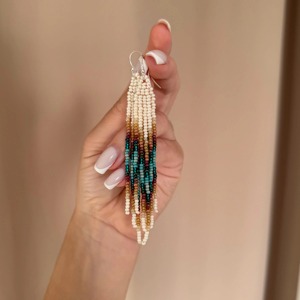 Boucles d'oreilles modernes en perles de verre avec design turquoise et franges cascade, bijoux uniques, cadeau, boucles d'oreilles colorées - Product Image 1
