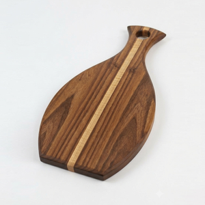 Planche à découper élégante en bois de noyer, dotée d'un profil symétrique en forme de pagaie, accentué par une bande centrale saisissante, idéale pour couper les légumes. - Product Image 3