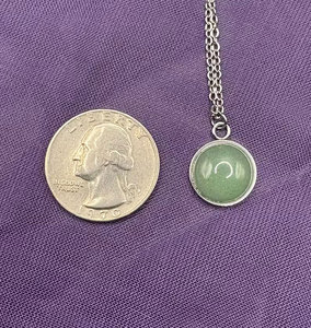 Collier pendentif minimaliste en laiton avec pierre précieuse verte ronde pour femme, style vintage, fait main, bijoux bohèmes, cadeau - Product Image 3