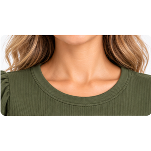 T-shirt décontracté pour femme en jersey côtelé doux, coton peigné et lyocell, avec manches bouffantes et fronces latérales, couleur olive. Fournisseur en gros, OEM, personnalisable. - Product Image 4