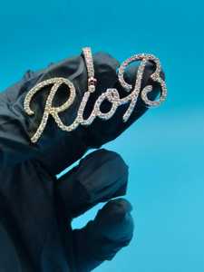 จี้เพชรโมอิสซาไนต์แบบกำหนดเอง ประดับเพชรเต็มตัวอักษร จี้เงินแท้ 925 สไตล์ฮิปฮอป จี้ตัวอักษรแบบเขียนลายมือ จี้แร็ปเปอร์สุดหรูสำหรับผู้หญิง - Product Image 4