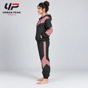 Survêtement coupe-vent élégant pour femme avec détails réfléchissants, ourlet de veste ajustable et apparence athlétique contemporaine - Product Image 4