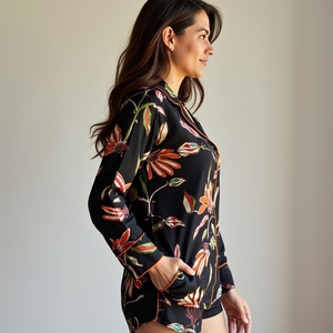 Celestial Harmony Ropa de dormir para mujer Midnight Bloom Lounge Set con viscosa sedosa Top de manga larga y pantalones cortos relajados - Product Image 1