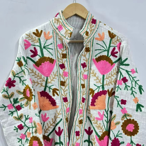 Chaqueta Bohemia Hecha a Mano de Terciopelo Verde con Bolsillos, Chaqueta de Invierno Bordada para Mujer - Product Image 1