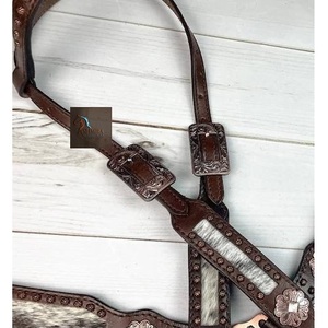 ASHMIRA EQUESTRIAN Conjunto de Collar de Pecho y Cabestro de Una Oreja para Caballo Western, Cuero Marrón con Pelo de Vaca, Adornos Florales y Conchos - Product Image 2