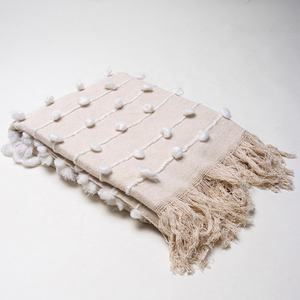 Dernière collection de couvertures en coton doux tissées à la main, style bohème, avec bordure à franges en pompons - Product Image 6