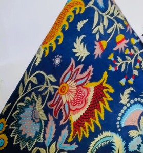 Tela de Algodón Estampada con Diseño Floral Colorido, Base Azul, para Vestidos, Kimonos, Caftanes, Kurta, Venta al Por Mayor - Product Image 4