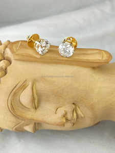 ต่างหูเพชรทรงกลมเจียระไนแบบบริลเลียนท์ในทองคำสีเหลือง ดีไซน์เหนือกาลเวลา พร้อมประกายเปล่งประกายและความเงางามสง่างามสำหรับความหรูหราในทุกๆ วัน - Product Image 3