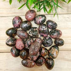 Pierres Roulées Naturelles de Rhodonite à Motif Sculpté Rose Guérison Reiki Méditation Énergie Décoration Vente en Gros Rajasthan - Product Image 4