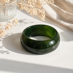 Bracelet manchette en résine marbrée faite à la main, empilable, épais, ambre émeraude, artisanat en résine, dôme en ivoire, bijoux pour femmes, vente en gros - Product Image 6