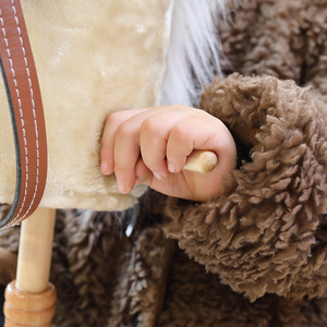 Caballo de Madera Clásico con Ruedas para Montar, Juguete de Caballo para Niños Pequeños con Sonidos Realistas de Relincho y Galope, Juego de Imitación, Regalo Ecuestre - Product Image 4