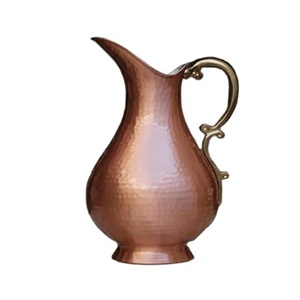 Jarra de Agua de Cobre Auténtica Forjada a Mano con Asa de Latón, Jarra Premium para Bebidas para Hogares, Restaurantes y Hoteles - Product Image 1