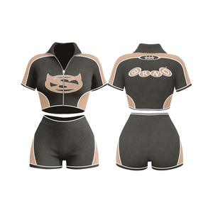 Camiseta y pantalones cortos tipo booty de poliéster y spandex premium de 240 GSM, color negro con panel lateral morado paisley y logo sublimado. - Product Image 4