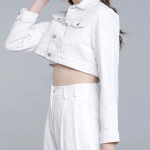 Veste en jean blanche pour femme de haute qualité, style streetwear, avec logo personnalisé, durable, coupe ample, effet déchiré. - Product Image 5