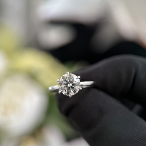 Bague de fiançailles en or blanc 14 carats avec diamant de laboratoire rond de 1,00 carat, certifiée IGI, solitaire classique à 6 griffes - Product Image 2