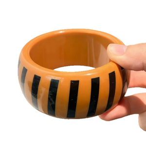 Ensemble de bracelets en résine céramique de qualité supérieure, motif géométrique rayé, multicolore, bijoux unisexes tendance et élégants pour femme - Product Image 2