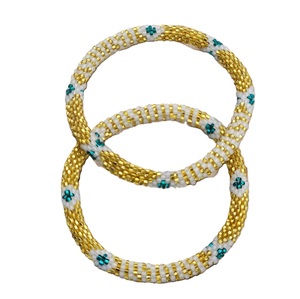 Bracelet élégant en perles de rocaille brodé de fleurs pour femmes, bracelet d'amitié personnalisé en perles de rocaille. - Product Image 1