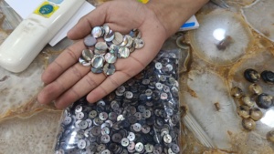 กระดุมเปลือกหอยมุกธรรมชาติพรีเมียมขายส่ง กระดุม MOP เป็นมิตรกับสิ่งแวดล้อม สำหรับเสื้อเชิ้ตหรูหรา ชุดสูท และงานฝีมือ จำนวนมาก - Product Image 5