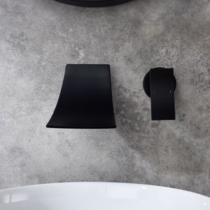 Rubinetto a Cascata da Bagno a Doppia Maniglia in Stile Antico, Montaggio a Parete, in Ottone con Finitura Oro Spazzolato per Installazione su Lavabo - Product Image 6