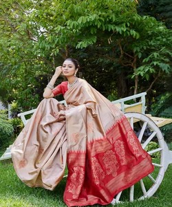 ผ้าไหมอินเดียแบบดั้งเดิมพร้อมลายขอบสีแดงสำหรับงานแต่งงาน ชุดส่าหรีแบบยาวสำหรับผู้หญิงสไตล์บาเนราสี - Product Image 3