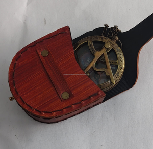 เข็มทิศทองเหลืองแบบพกพาพร้อมโซ่  แบบโบราณ  สำหรับการเดินเรือ  หน้าปัดแบบโรมัน - Product Image 4