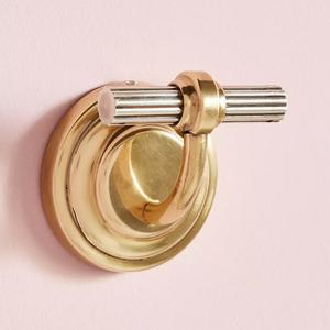 Crochets muraux doubles en métal industriel robuste pour suspendre vêtements et chapeaux – Solution de rangement durable - Product Image 1