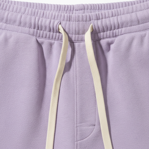 Shorts surdimensionnés lavande pour hommes. Ces shorts sont soigneusement confectionnés à partir d'un tissu en mélange de coton lourd. - Product Image 2