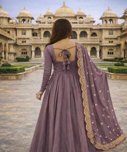 ชุดเดรสผ้าฝ้ายเรียบสไตล์โมเดิร์น พร้อมผ้าคลุมไหล่ปักลายประดับเลื่อม สำหรับงานเทศกาล ราคาขายส่ง เสื้อผ้าชาติพันธุ์ หลายสี - Product Image 4