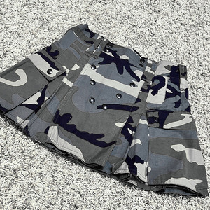 Kilt écossais utilitaire camouflage gris avec poches cargo et rabats à pression, style rock punk - Product Image 1