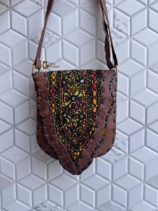 Sac bandoulière en cuir véritable style Banjara, sac à main bohème élégant, multicolore, fait main, léger, avec détails lettrés, cadeau idéal pour - Product Image 2
