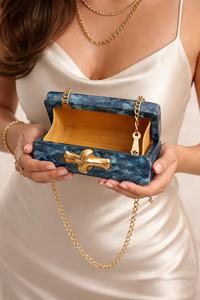 Pochette de soirée artisanale en résine de marbre bleu écologique avec chaîne dorée |   Modèle orné de cristaux floraux - Product Image 3