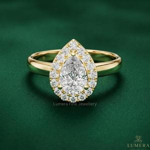 Bague de fiançailles en or jaune avec halo de diamants de laboratoire en forme de poire, bague de mariage de luxe pavée de diamants - Product Image 2