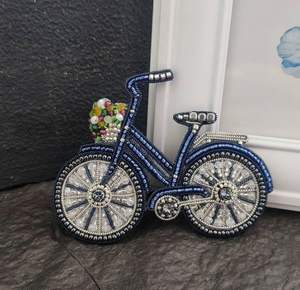 Broche clásico elegante con cuentas, accesorio de moda hecho a mano a precio económico. - Product Image 5