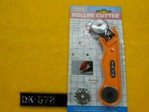 DK-578 28mm Rotary <b>Cutter</b> with 3 Blades | Rotary <b>Cutter</b> 28mm Plastic Handle Durable for Fabric Leather Paper - Product Image 2