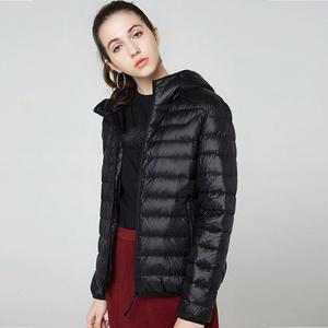 Chaqueta Acolchada Negra con Capucha y Logotipo Personalizado para Mujer, Abrigo Casual de Invierno a Prueba de Viento, Corte Regular, Color Sólido, Cierre de Cremallera - Product Image 4