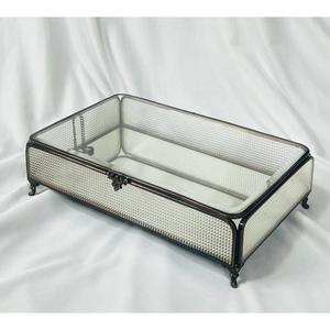 Organizador de Joyas de Vidrio con Acabado Dorado Marvelous Designer, Elegante Caja Decorativa para Anillos y Pendientes - Product Image 6