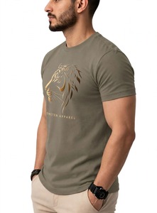 ONETEN T-shirt vert olive pour homme avec imprimé tête de lion dorée, manches courtes, col rond - Product Image 2
